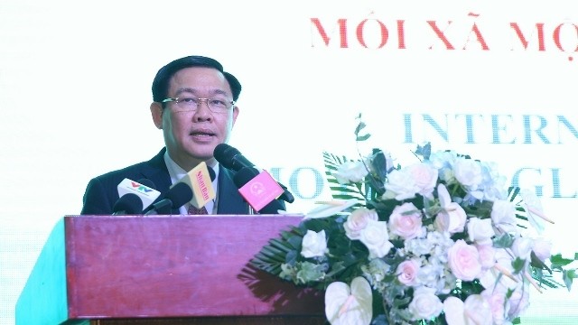 Deputy Prime Minister Vuong Dinh Hue speaks at the International OCOP Connectivity Forum in Ho Chi Minh City on April 17. (Photo: VGP)