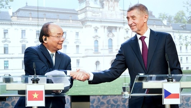 Prime Minister Nguyen Xuan Phuc (L) and his Czech counterpart Andrej Babis co-hold a press briefing after their talks. (Photo: VGP)