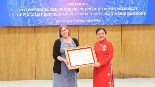 VUFO President Nguyen Phuong Nga (R) presents the Friendship Order to Susan Marie Hammond at the ceremony (Photo: CPV)