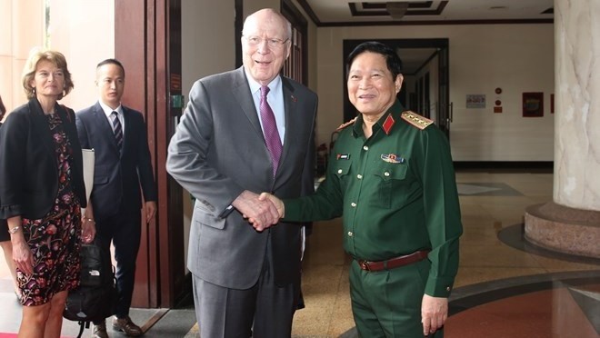 Politburo member, Minister of National Defence Ngo Xuan Lich (R) and Vice Chairman of Appropriations Committee Senator Patrick Leahy (Photo: VNA)