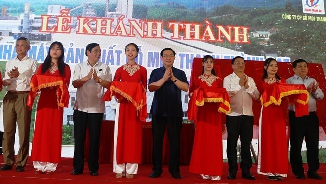 Deputy Prime Minister Vuong Dinh Hue (centre) and other officials at the inauguration ceremony of the MDF factory in Vu Quang district, Ha Tinh province, on April 21 (Photo: VNA)