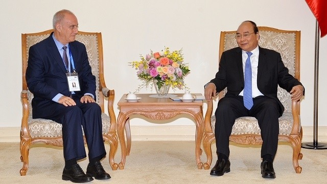 Prime Minister Nguyen Xuan Phuc (R) and OANA President Aslan Aslanov. (Photo: NDO/Tran Hai)