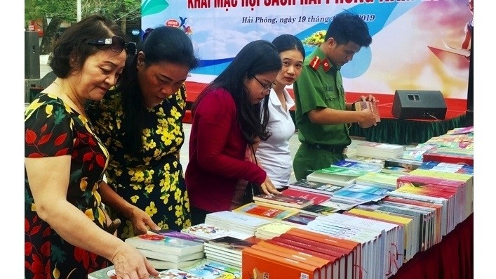 Visitors at the book festival which opened in Hai Phong city on April 19. (Photo: NDO/Ngo Quang Dung)