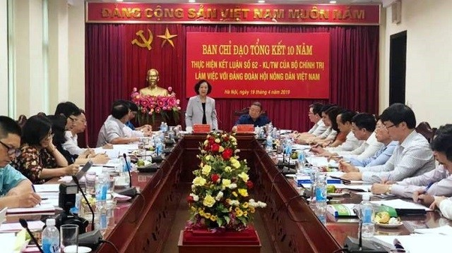 Politburo member and Head of the Party Central Committee’s Commission for Mass Mobilisation, Truong Thi Mai (standing), speaks during a meeting with the Central Committee of the Vietnam Farmers' Association in Hanoi on April 19. (Photo: Ha Noi Moi)