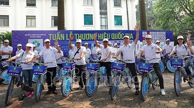 The bicycle parade sees the participation of many businesses with Vietnam-branded products. (Photo: congthuong.vn)