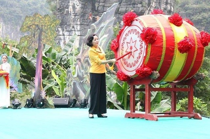 Secretary of Ninh Binh provincial Party Committee Nguyen Thi Thanh beats the drum to open the Trang An Festival. 