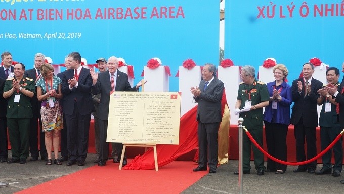 Permanent Deputy PM Truong Hoa Binh (fifth from right) and US Senator Patrick Leahy perform rituals to launch the Bien Hoa airport dioxin cleanup project. 