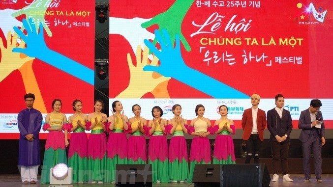 Vietnamese students performing at the 'We are together' Festival 2017. (Photo: VNA)