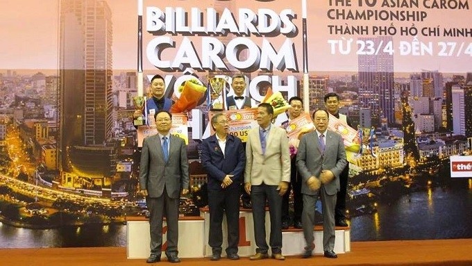 Vietnamese cueist Ma Minh Cam takes the one-cushion carom trophy at the 2019 Asian Carom Billiards Championship.