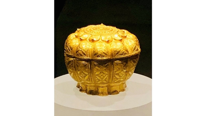 The Ngoa Van - Yen Tu golden box dating from the fourteenth century 