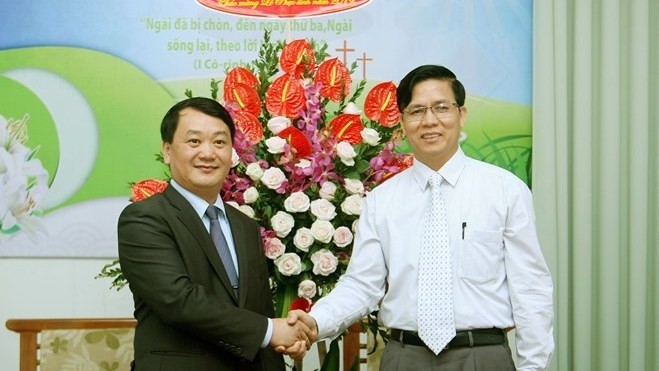 VFFCC Vice President and Secretary General Hau A Lenh (L) meets with Pastor Nguyen Huu Mac, Head of the Evangelical Church of Vietnam (North), on April 22. (Photo: VNA)