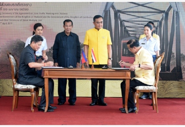 The PMs of Thailand and Cambodia presided over the ceremony reconnecting both railway networks between Poipet town railway station in northwest Cambodia's Banteay Meanchey province and Ban Khlong Luek railway station in Aranyaprathet district in east Thailand's Sa Kaeo Province. (Photo: Xinhua)