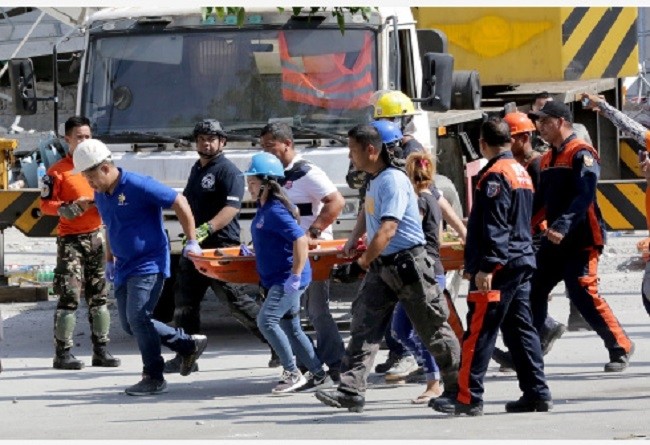 Rescuers carry a survivor in Pampanga Province, the Philippines, April 23, 2019. (Photo: Xinhua)