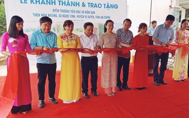 The ribbon cutting ceremony to inaugurate the school 