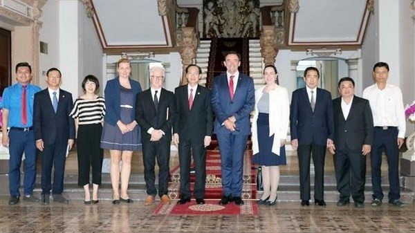 HCM City leaders pose for a photo with the delegation of West Australia state. (Photo: VNA)
