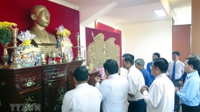 Local leaders offered incense to the late General Secretary Tran Phu (Photo: VNA)