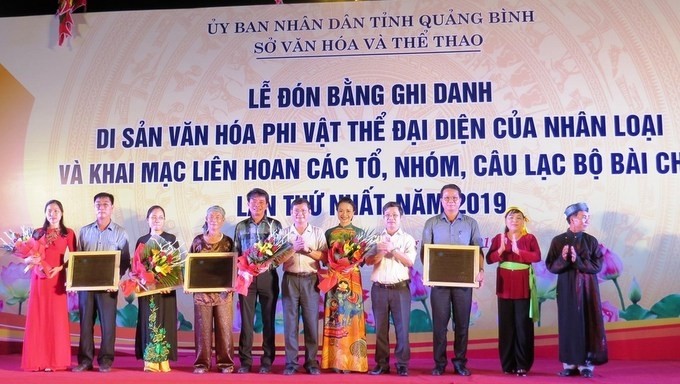 Quang Binh province held a ceremony in Dong Hoi city on April 24 to receive the UNESCO certificate in recognition of Bai Choi singing. (Photo: vietnamplus.vn)