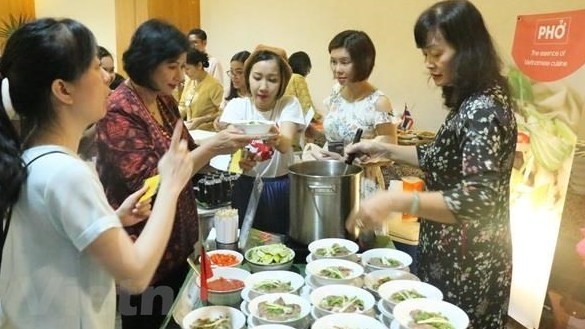 Vietnamese “pho” was one of the best draws to visitors and sold out only within 30 minutes at the event. (Photo: VNA)