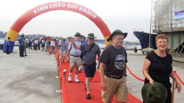 The first international tourists to arrive in Quang Tri province via the sea in 2019 at Cua Viet beach town in Gio Linh district, on board the Panorama II cruise on April 8. (Photo: NDO/Lam Quang Huy)