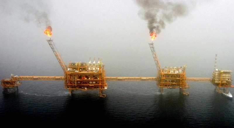 Gas flares from an oil production platform at the Soroush oil fields in the Persian Gulf, south of the capital Tehran, July 25, 2005. (Photo: Reuters)