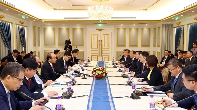 Prime Minister Nguyen Xuan Phuc receives leaders of leading Chinese energy companies. (Photo: VNA)