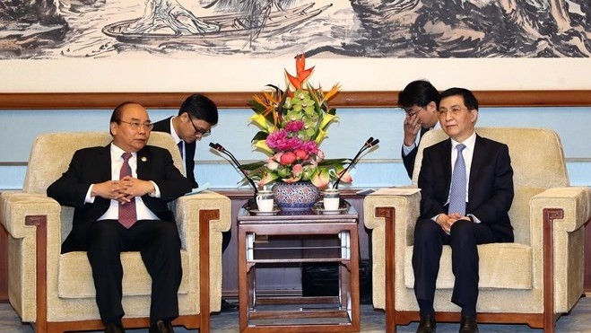 Prime Minister Nguyen Xuan Phuc (L) and Wang Huning, member of the Standing Committee of the Political Bureau and member of the Secretariat of the Communist Party of China. (Photo: VNA)