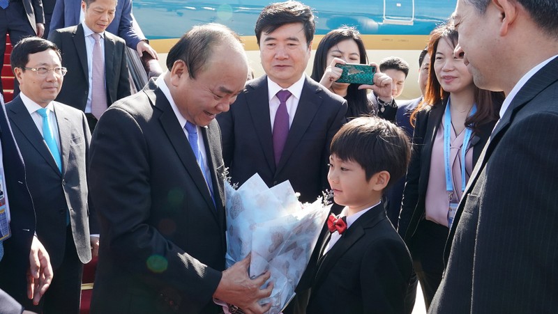 PM Nguyen Xuan Phuc is welcomed upon his arrival in Beijing for the Belt and Road Forum. (Photo: VGP)