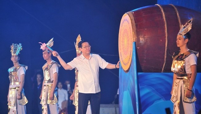 Deputy PM Vuong Dinh Hue beats the drum to open the 2019 Cua Lo Sea Tourism Festival. (Photo: baonghean.vn)