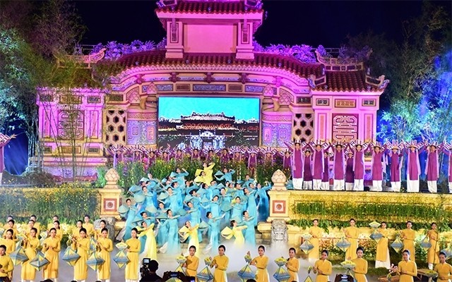 An art performance at the opening ceremony for the festival (Photo: NDO)