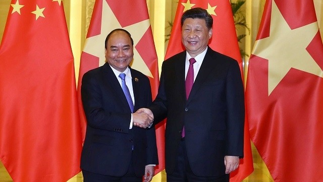 Prime Minister Nguyen Xuan Phuc (L) meets with General Secretary of the Communist Party of China and President of China Xi Jinping in Beijing, April 25. (Photo: VNA)