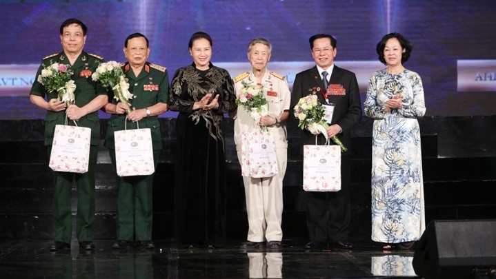 National Assembly Chairwoman Nguyen Thi Kim Ngan (third from left) and delegates at the programme (Photo: VOV)