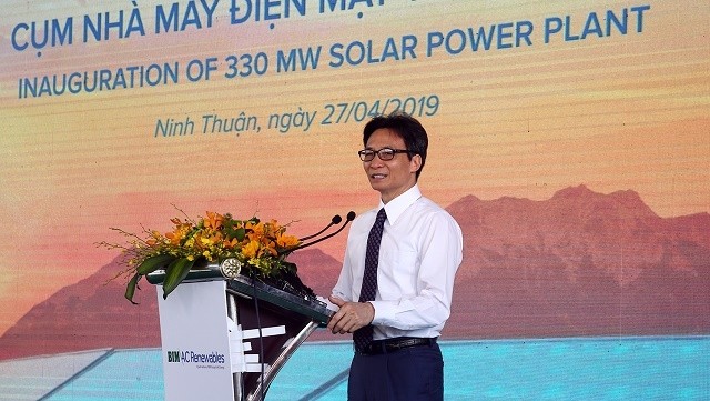 Deputy Prime Minister Vu Duc Dam speaking at the inauguration ceremony of the 330MW solar power plant in Thuan Nam district, Ninh Thuan province (Photo: VGP)