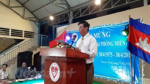 Chairman of the association’s chapter in Phnom Penh Huynh Minh Phu speaks at the event. (Photo: VNA)