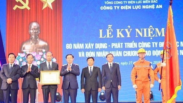 Deputy Prime Minister Vuong Dinh Hue, as authorized by the President, presented the second-class Labor Medal to Nghe An Power Company 