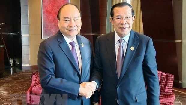 Prime Minister Nguyen Xuan Phuc (left) meets with his Cambodian counterpart Samdech Techo Hun Sen in Beijing, China. (Photo: VNA)