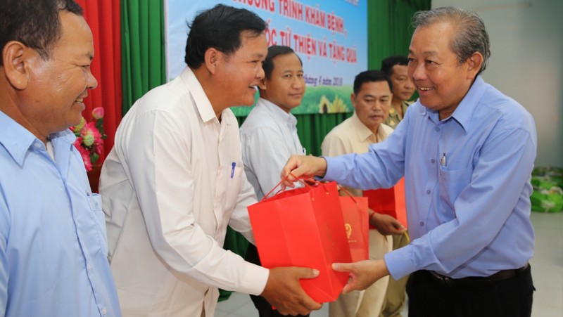 Deputy PM Binh presents gifts to former leaders of Chantrea district. (Photo: VGP)