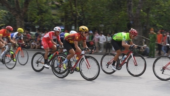 The first stage of the race around Hoan Kiem Lake in central Hanoi (Photo: Bao Van hoa)