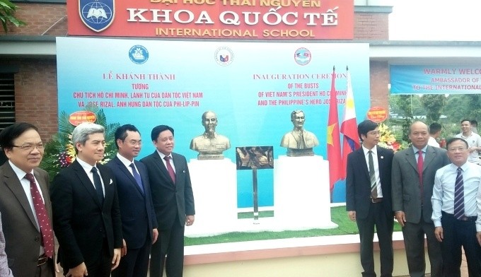The statues of President Ho Chi Minh and Filipino hero José Rizal are situated on the campus of the International School – Thai Nguyen University in Thai Nguyen province.