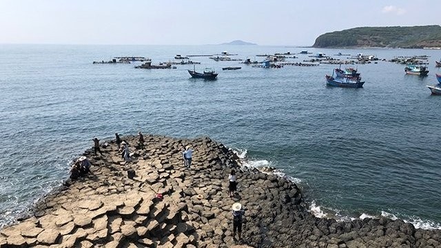 Ghenh Da Dia (The Cliff of Stone Plates) attracts many visitors