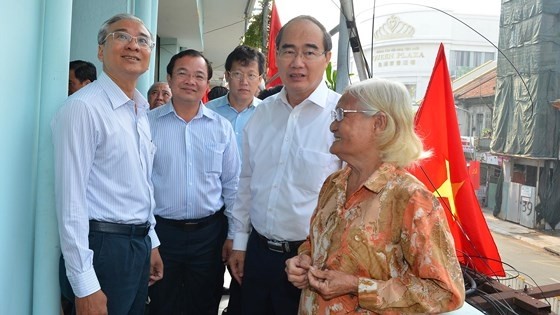 Secretary Nguyen Thien Nhan visited local residents at Dong Khanh apartment building in District 5. (Photo:SGGP)