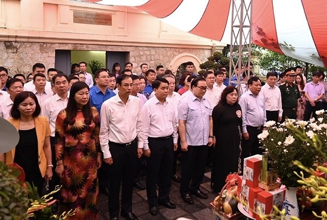 Secretary of the municipal Party Committee Hoang Trung Hai and Chairman of the municipal People's Committee Nguyen Duc Chung, along with other leaders of Hanoi, offered incense to commemorate late Party General Secretary Tran Phu.