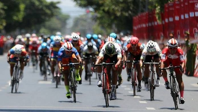 Cyclists from 12 teams began their 2,000-km journey in Vinh city on April 13 and finished in HCM City. (Photo: kinhtedothi.vn)