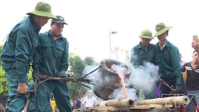 A bronze drum casting contest using traditional crafting methods was launched in Yen Dinh district, Thanh Hoa province on April 29. (Photo: truyenhinhthanhhoa.vn)