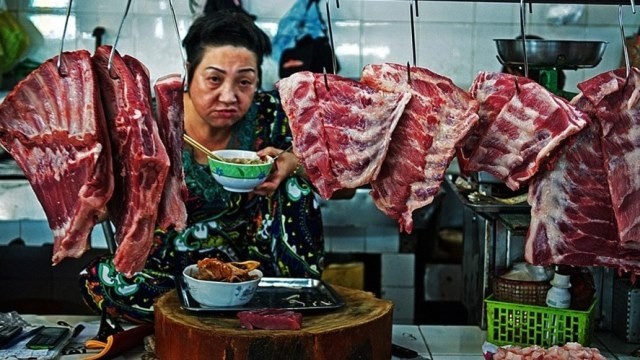 The “Breakfast of the butcher” by photographer Viet Van from Lao Dong (Labour) newspaper. (Photo: laodong.vn)
