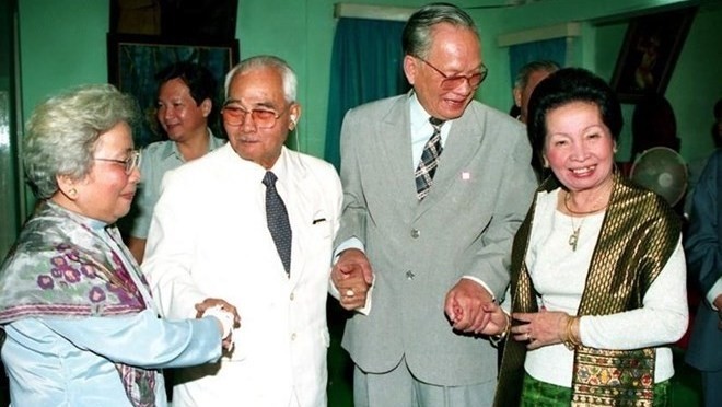 Former Vietnamese President Gen. Le Duc Anh (second from right) visited Souphanouvong, advisor to the Lao People’s Revolutionary Party Central Committee (third from right) during his friendship official visit to Laos in November 1993 (Photo: VNA)
