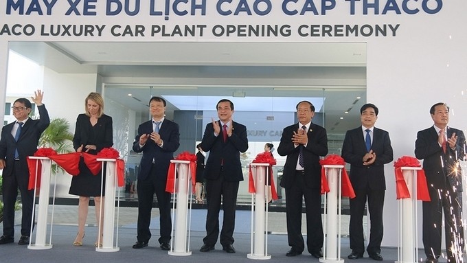 The ribbon cutting ceremony to inaugurate the plant (Photo: NDO)