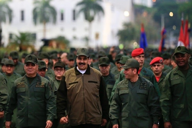 This handout picture released by Miraflores Palace press office shows Venezuela's President Nicolas Maduro (C) waving military troops accompanied by Defense Minister Vladimir Padrino (L) at the "Fuerte Tiuna" in Caracas, Venezuela on May 2, 2019. (Photo: HO/JHONN ZERPA/AFP)