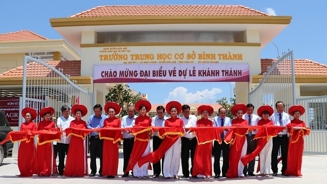 Deputy PM Truong Hoa Binh (third from left) joins delegates at the inauguration ceremony for Binh Thanh secondary school in Long An on May 5. (Photo: NDO/Thanh Phong)