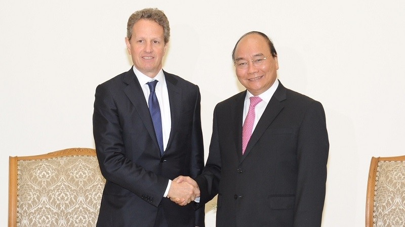 Prime Minister Nguyen Xuan Phuc and Warburg Pincus President Timothy Geithner (Photo: NDO/Tran Hai)