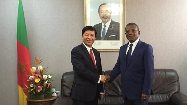 Deputy Minister of Foreign Affairs Nguyen Quoc Cuong (left) and Prime Minister of Cameroon Joseph Dion Ngute. (Photo: VNA)